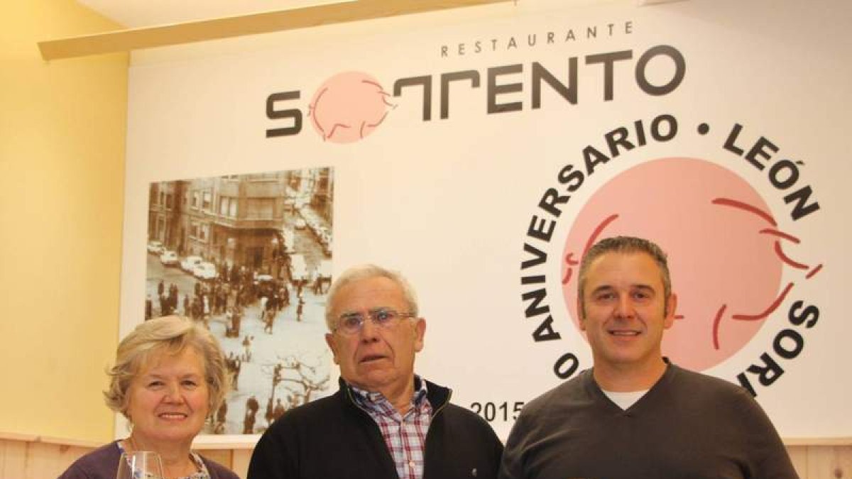 Con motivo de sus 50 años de trayectoria en la capital leonesa, los fundadores del Sorrento —Agustín y Carmina— recibieron ayer un sentido homenaje.