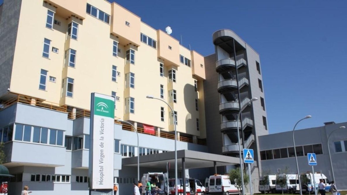 El Hospital Virgen de la Victoria de Málaga, donde está ingresada la mujer.
