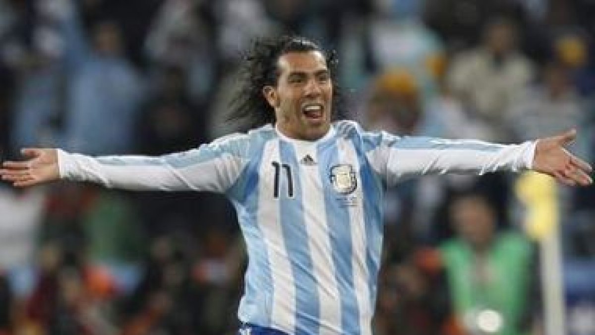 El argentino Carlos Tévez, elegido el mejor del partido, celebra su segundo gol ante México.