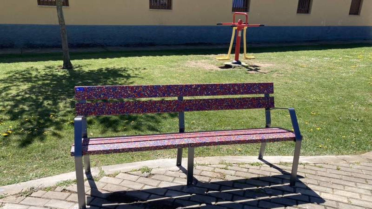 Los nuevos bancos reciclados ya se pueden ver en parques. DL
