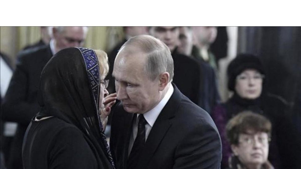 Putin consuela a la viuda del embajador ruso asesinado en Ankara, Andréi Kárlov.