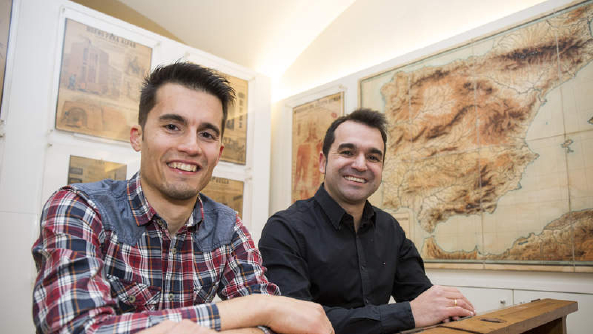 Óscar Casado y Manu Velasco en el aula de la Fundación Sierra Pambley. F. OTERO PERANDONES