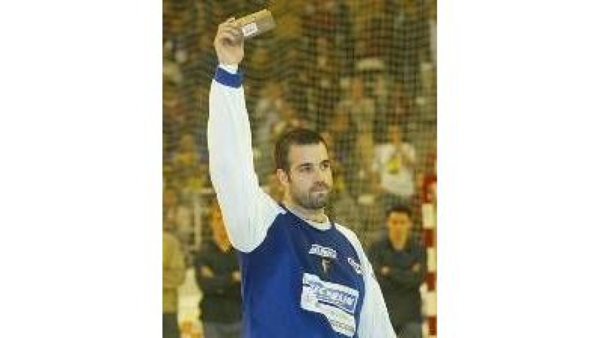 Armand Torrego recibe el premio al mejor portero en la Supercopa