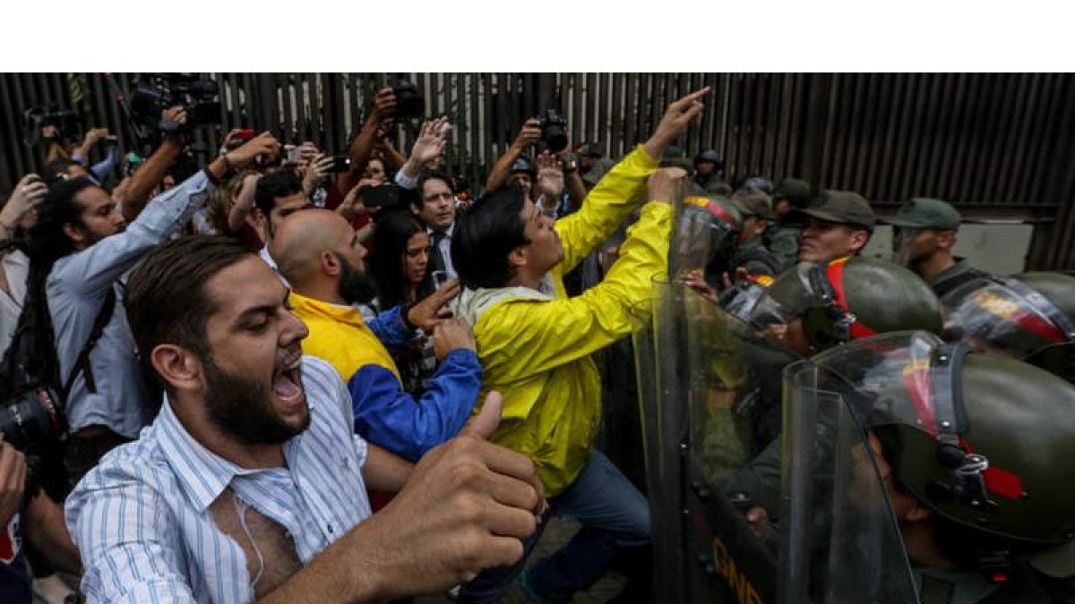 La Guardia Nacional impide el paso de un grupo de diputados que protestan en la sede del Tribunal Supremo de Justicia. C. HERNANDEZ
