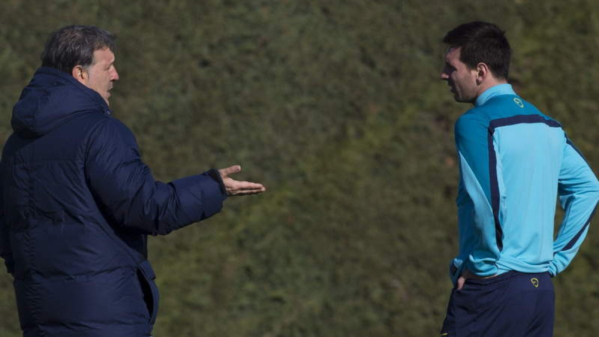 Martino, a la izquierda, conversa con Leo Messi durante el entrenamiento.