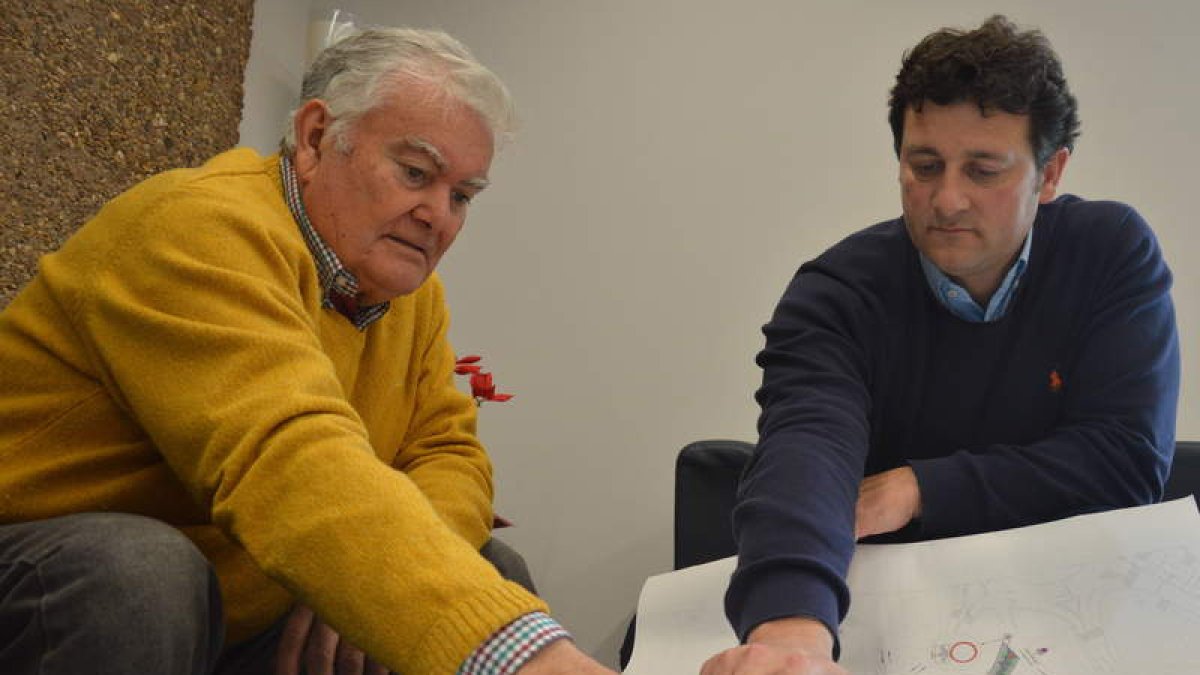El alcalde estudia con un técnico el trazado del nuevo vial. DL