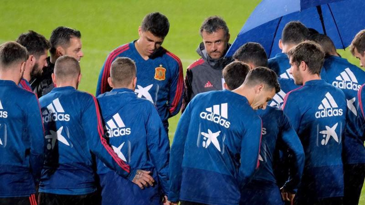 Luis Enrique sigue sin dar con el once tipo en la selección. MEDINA