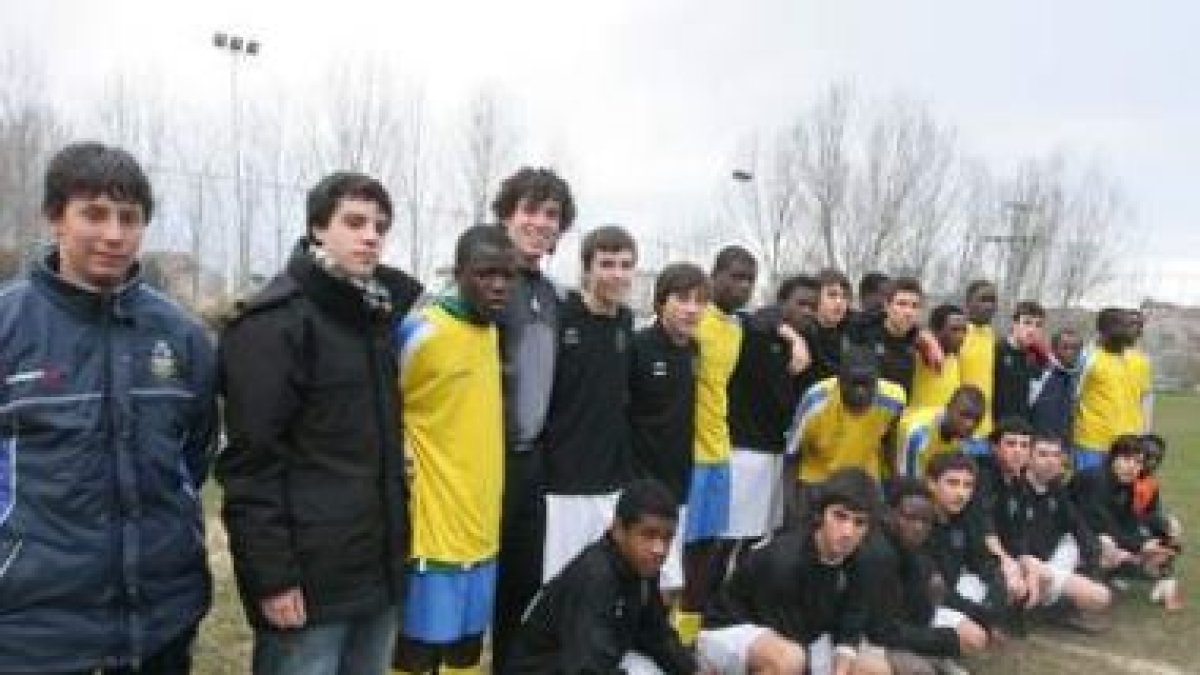 El equipo de menores subsaharianos posó junto al Club Deportivo Flores del Sil antes del encuentro