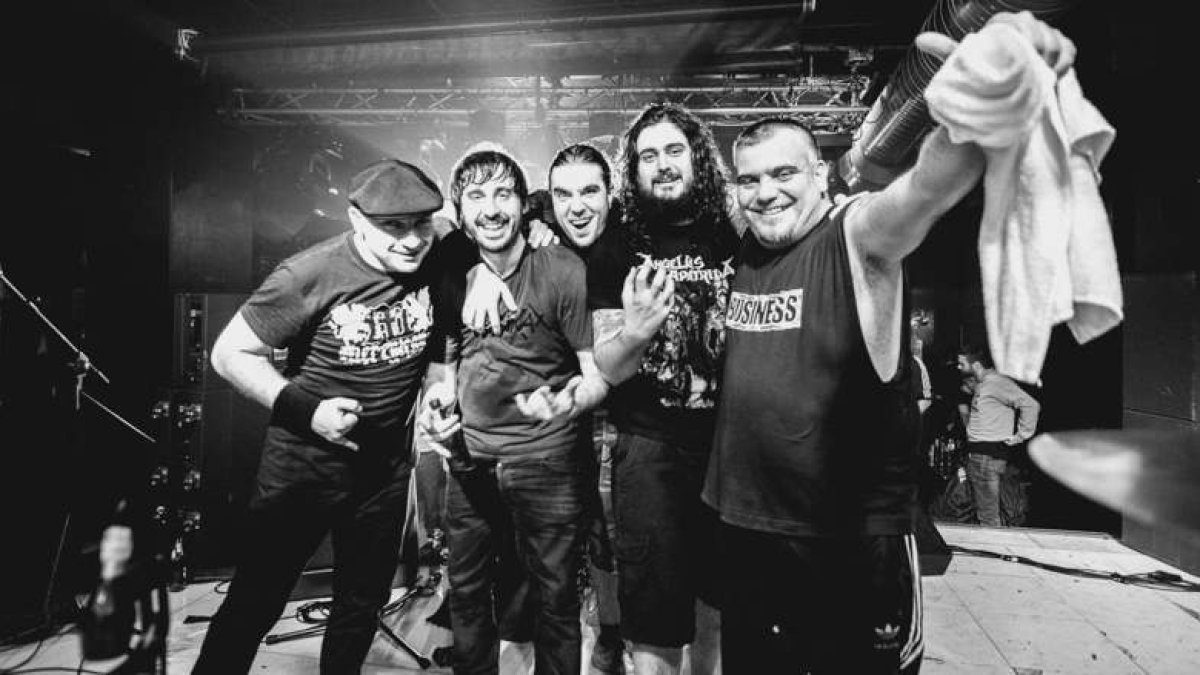 Los integrantes del original grupo asturiano de hardcore Escuela de Odio durante un concierto.