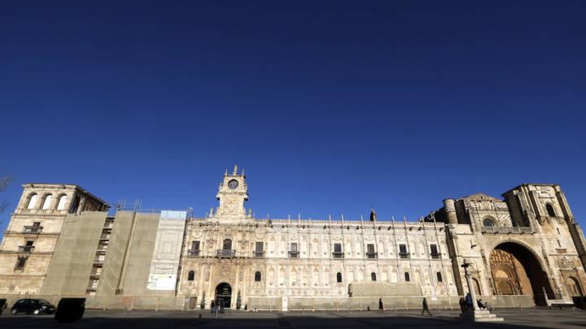 Fachada del Hostal San Marcos en obras.