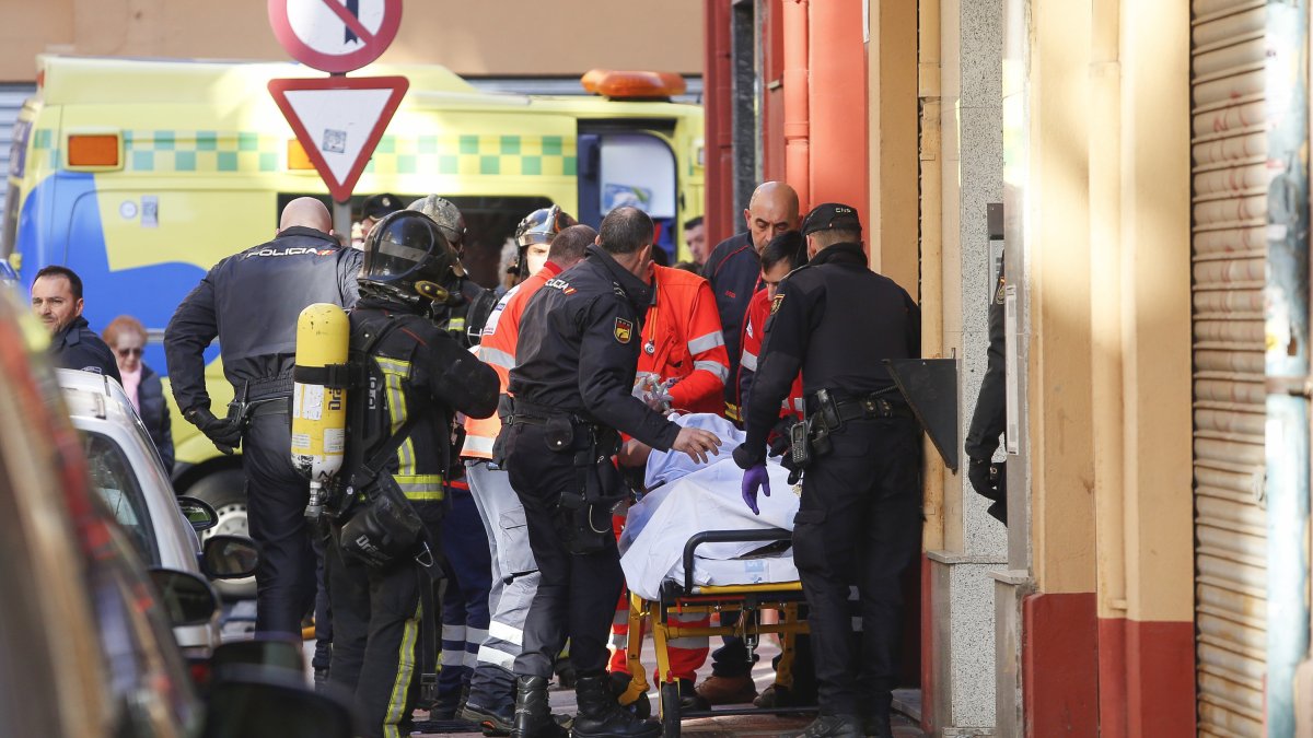 Una persona herida de gravedad en un incendio originado en una vivienda de la calle Suárez Ema de León