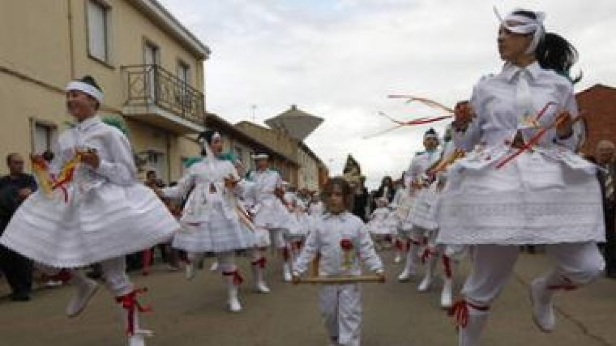 Los jóvenes del grupo de danzas de Pobladura de Pelayo García ayer en la procesión .
