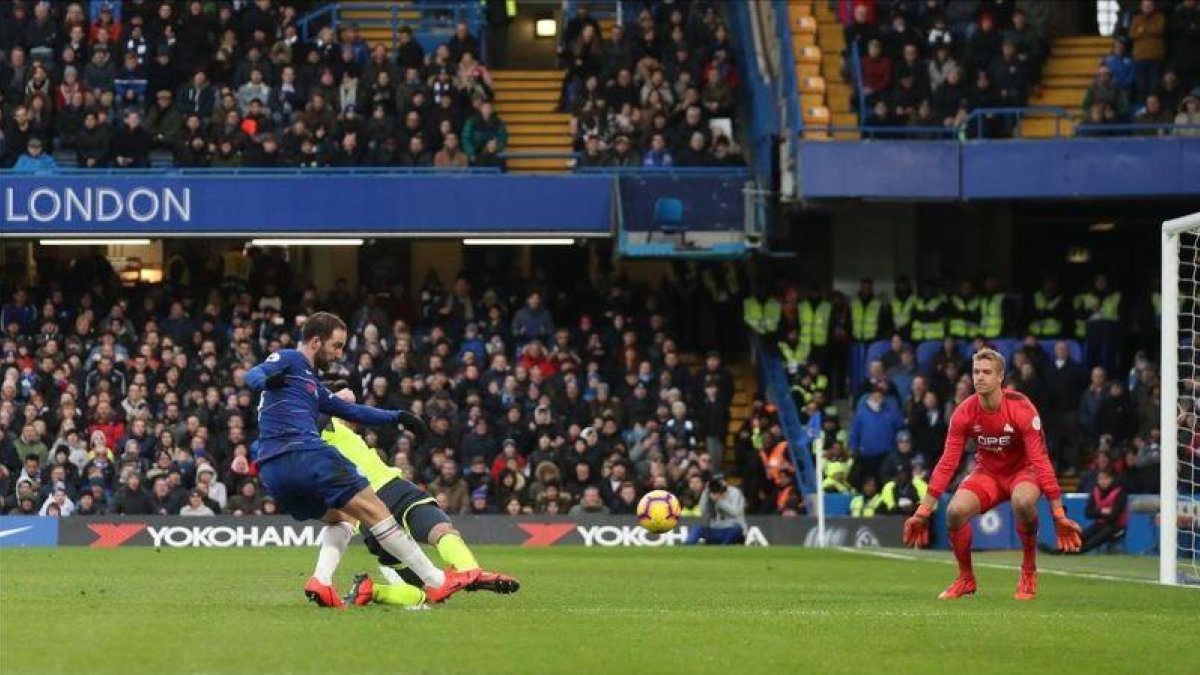 Higuain en el estadio londinense del Chelsea.
