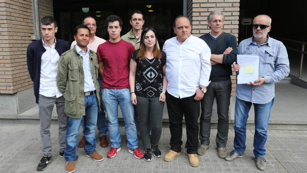 Miguel Ángel Fernández (tercero derecha), junto a Rebeca Nieto y otros integrantes de la lista.