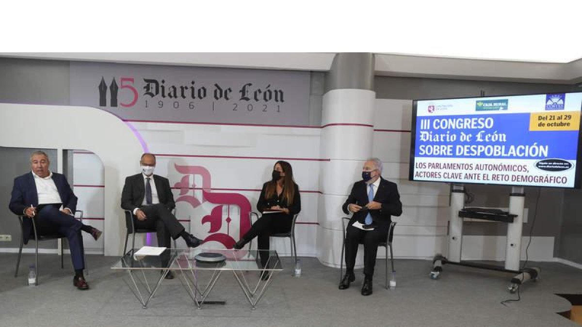Joaquín S. Torné, Luis Fuentes Rodríguez, Emilia Aguirre Ventosa y Miguel Ángel Santalices Vieira, ayer, durante la primera jornada del congreso en el Club de Prensa. RAMIRO