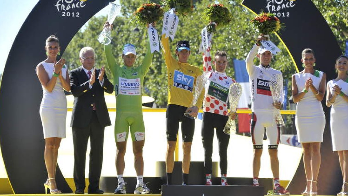 Wiggins celebra en el podio la victoria conseguida en la clasificación general junto a Sagan, Voeckler y al mejor jóven Van Garderen.
