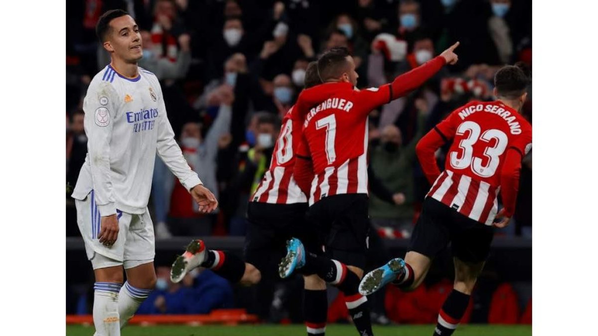 Berenguer es felicitado por sus compañeros tras el gol que daba el triunfo al Athletic ante un Lucas Vázquez cariacontecido. TEJIDO