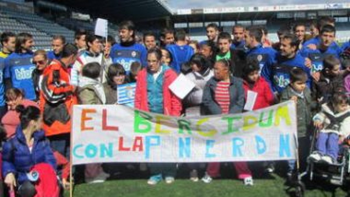 Alumnos del Centro de Educación Especial Bérgidum compartieron el entrenamiento con la plantilla.
