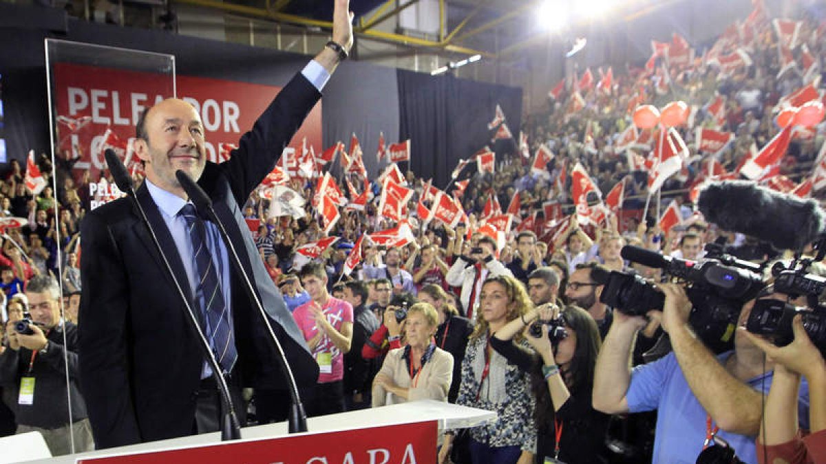 El candidato del PSOE en el mitin de cierre de campaña en Fuenlabrada (Madrid).
