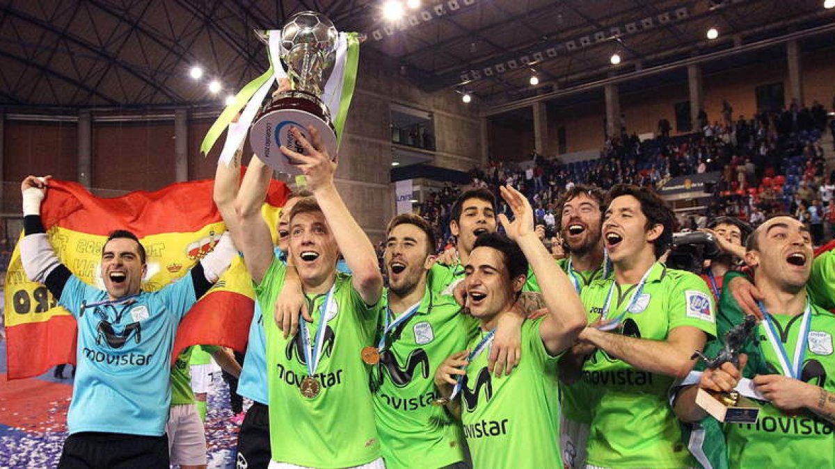 Los jugadores del Inter posan con el trofeo de campeón.