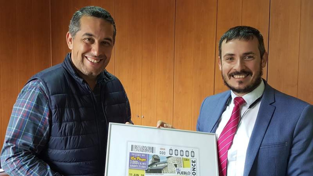 El alcalde y el director de la Once en León, con el cupón. DL