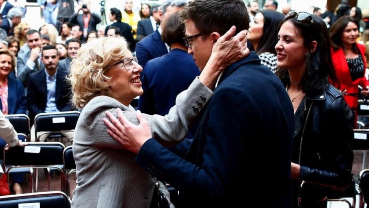 Manuela Carmena saluda a Íñigo Errejón y Rita Maestre en la recepción oficial del 2 de Mayo.