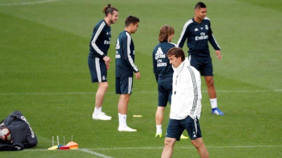 Julen Lopetgui, entrenador del Real Madrid, pensativo durante el entrenamiento de este viernes. /