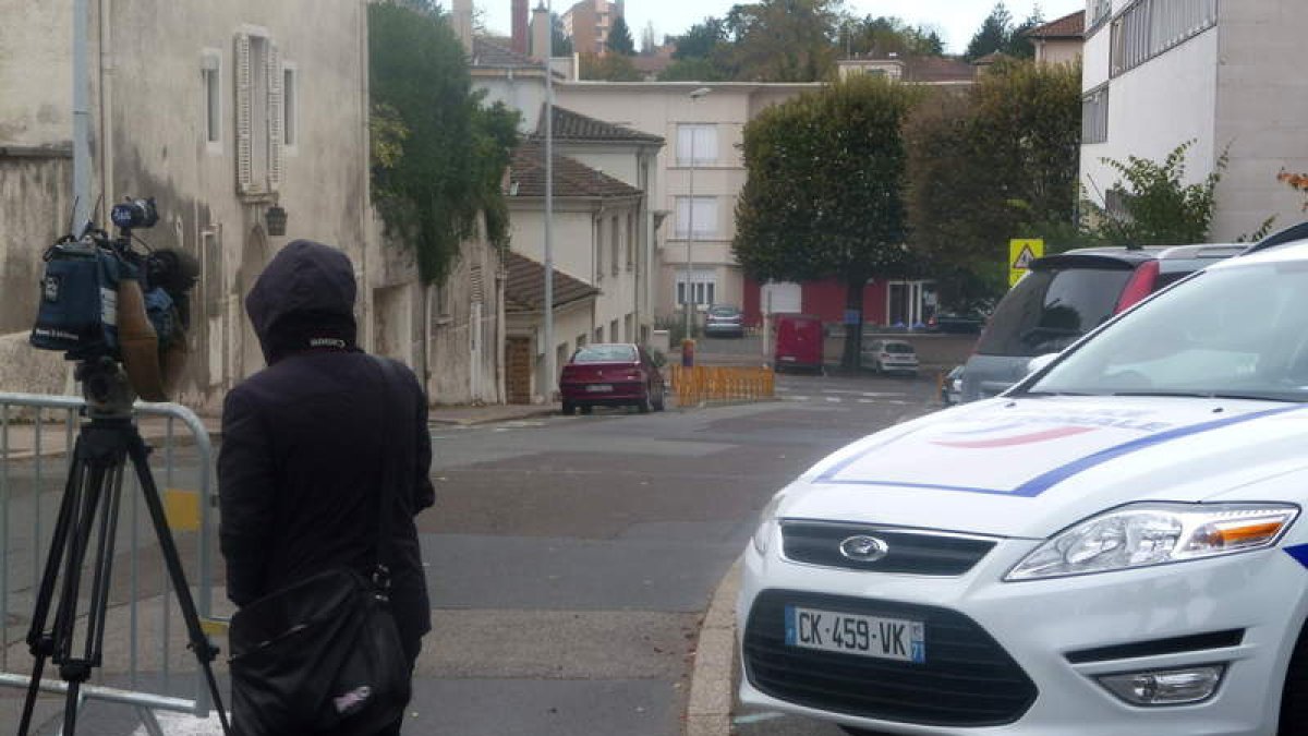 Un cámara de televisión toma imágenes en los alrededores de la residencia hotel de Macon.