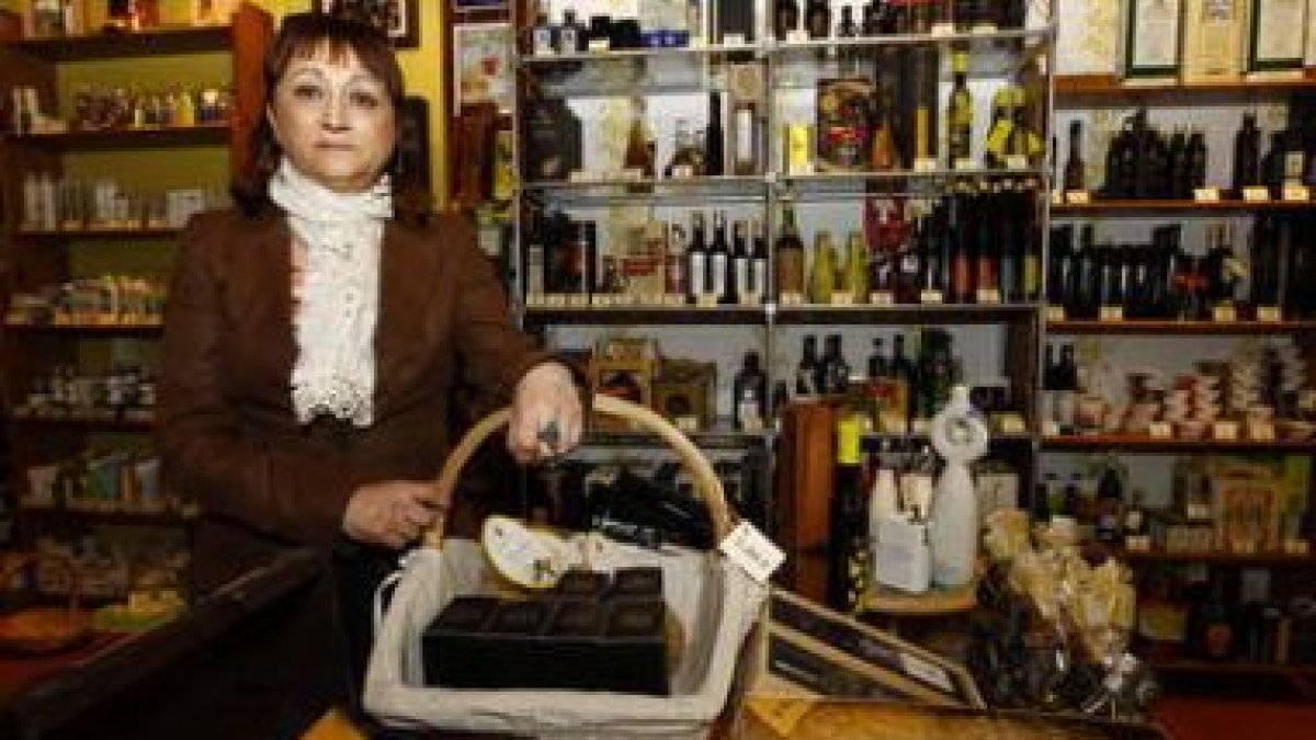 Mª Ángeles Ortiz es la propietaria de esta tienda especializada en la venta de aceite de oliva virge