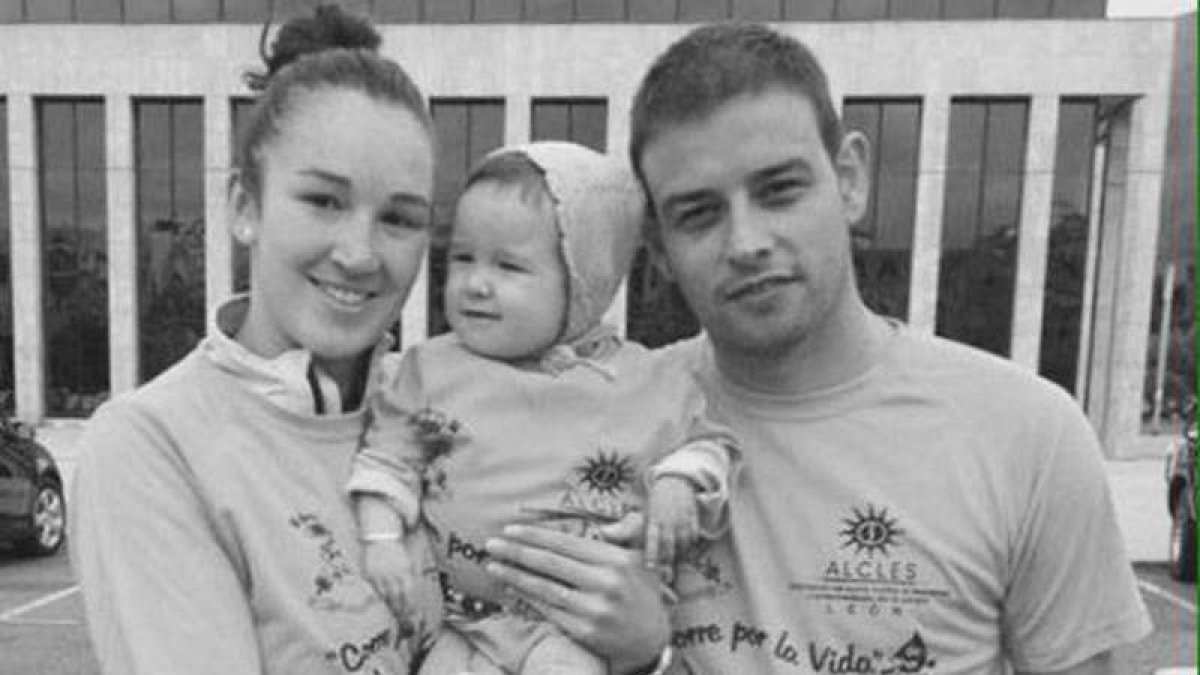 Adriana e Iván, con Valeria, la niña enferma.