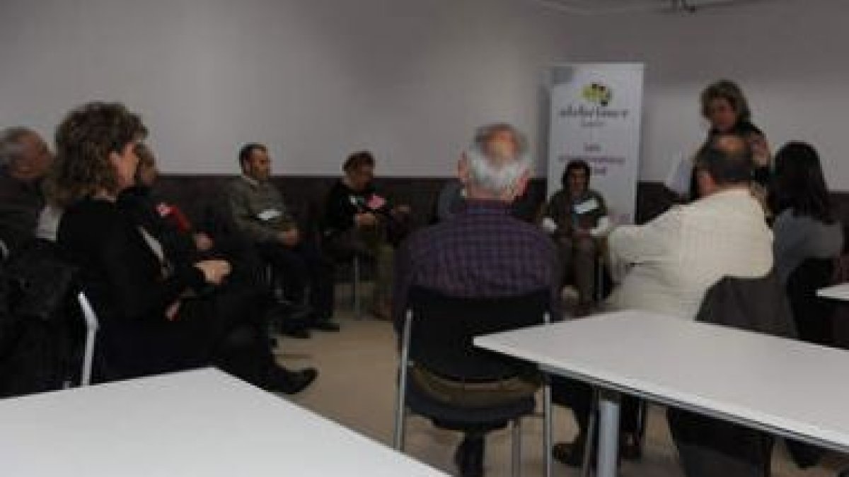 Grupo de familias que acuden a las sesiones que organiza la Asociación Alzhéimer.