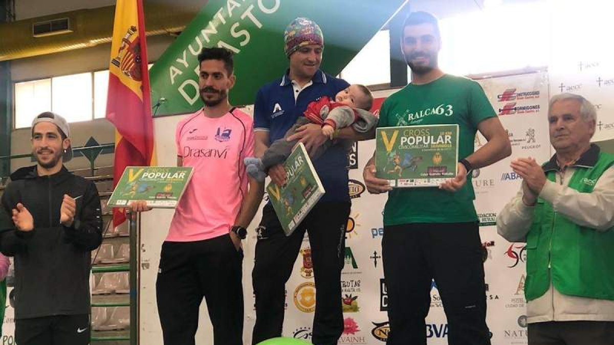 Parra, Samuel y Cañibano, podio de la carrera maragata. ÓSCAR
