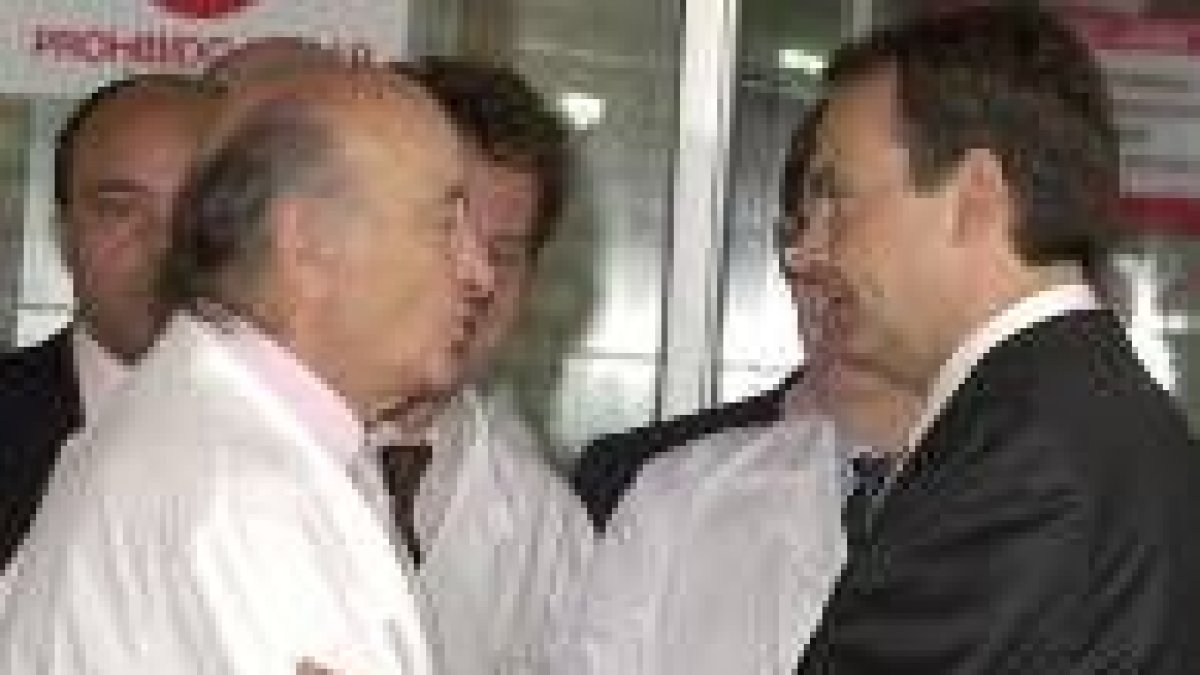 Zapatero observa en Atocha el mural con el listado de los fallecidos el 11-M