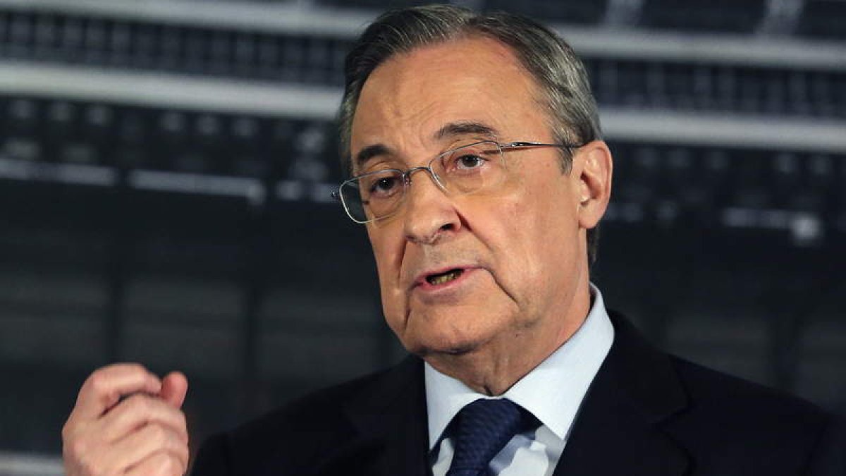 Florentino Pérez anunciando la destitución de Ancelotti