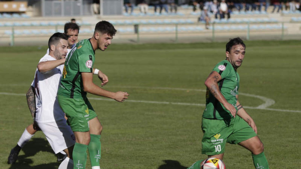 Javi Amor, a la derecha, tuvo en sus botas el triunfo aunque desperdició un penalti. FERNANDO OTERO