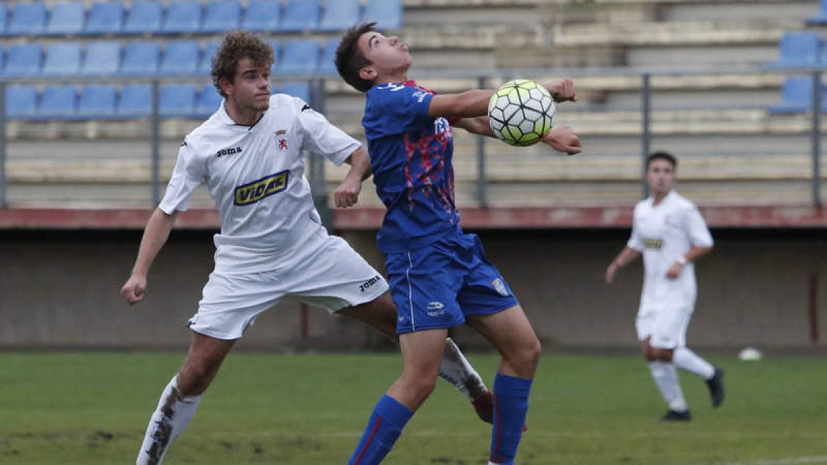 El equipo leonés tiró de casta para doblegar a la Gimnástica Segoviana. JESÚS F. SALVADORES