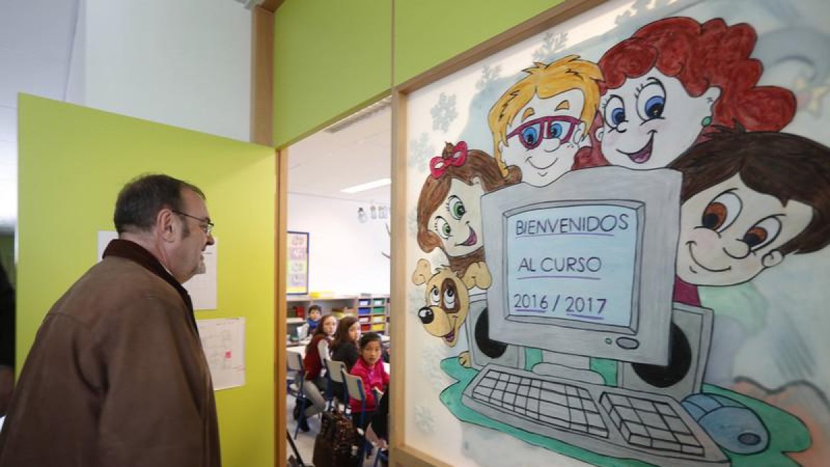 Fernando Rey durante una visita al colegio de Hospital de Órbigo.