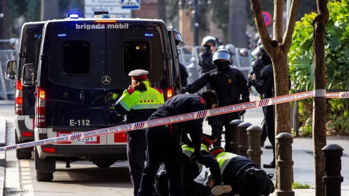 Los Mossos d´Esquadra reducen a un simpatizante independentista que protesta en las inmediaciones de la Llotja de Mar de Barcelona.