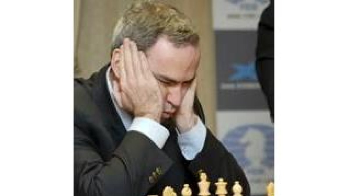Kasparov piensa una jugada en el transcurso de la partida