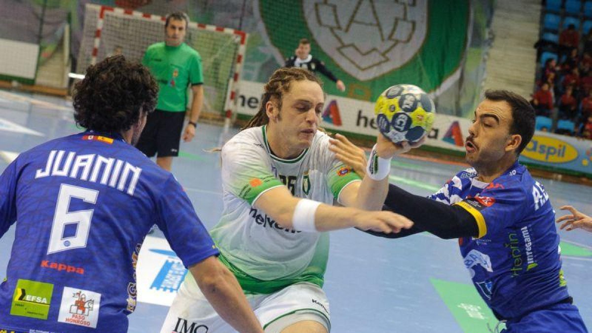 Oswaldo Dos Santos del Anaitasuna entre dos jugadores rivales.