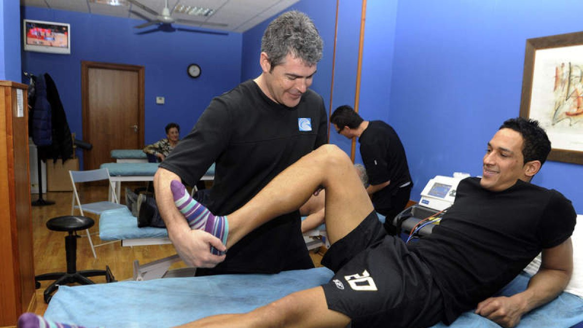 Addison se recupera de su lesión de rotura de ligamentos de la rodilla derecha. El fisioterapeuta Javier Elorrieta ayuda al jugador.