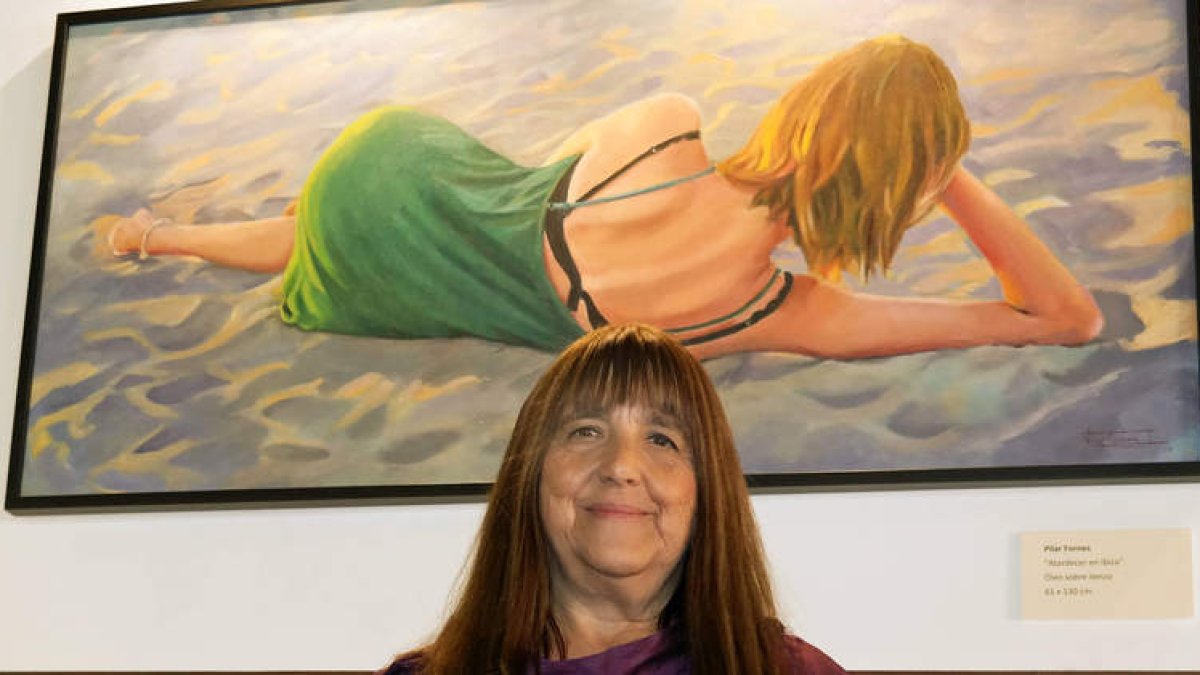 La artista Pilar Fornes posa junto a su obra. CUEVAS