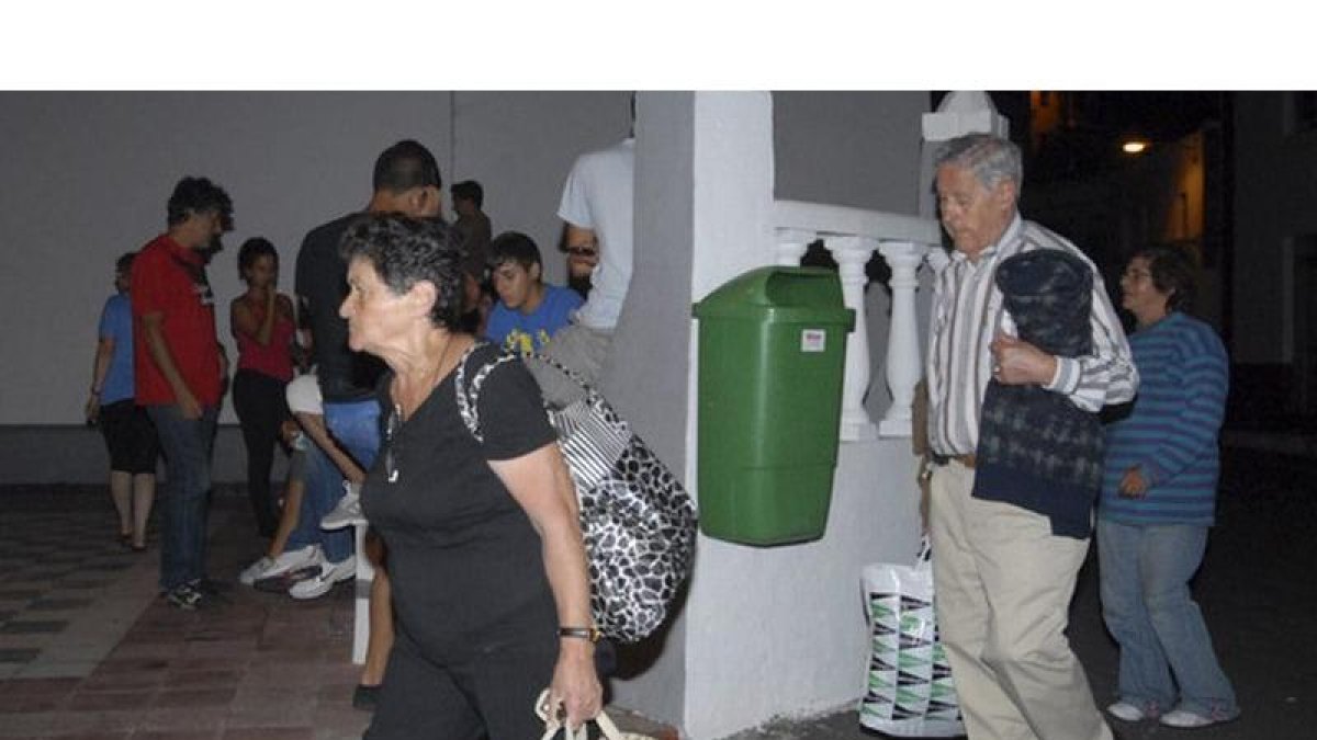 Vecinos del municipio de Frontera, en El Hierro, abandonan sus viviendas tras ser desalojados por el peligro sísmico, la pasada noche.