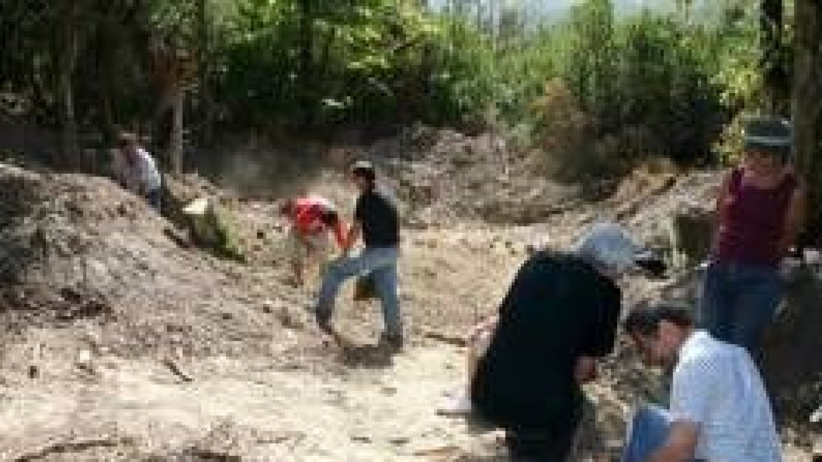 Una imagen de los miembros de la asociación relizando los primeros trabajos para la exhumación