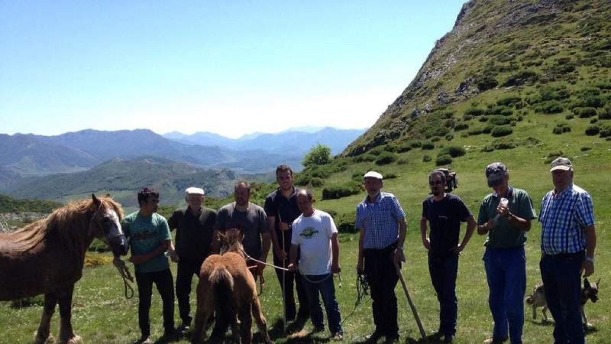 Los participantes en el rescate del potro caído en una zona de difícil acceso en Maraña.