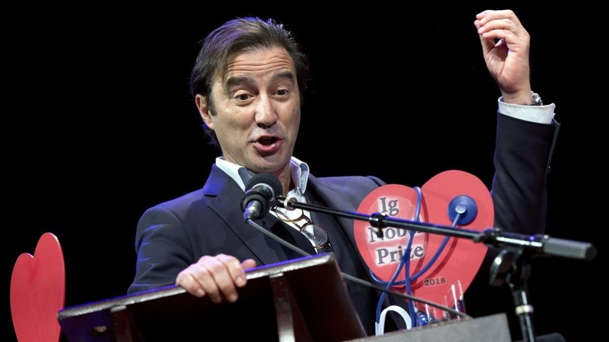 El investigador español Francisco Alonso durante la ceremonia de premiación de los Ig Nobel en la Universidad de Harvard en Cambridge