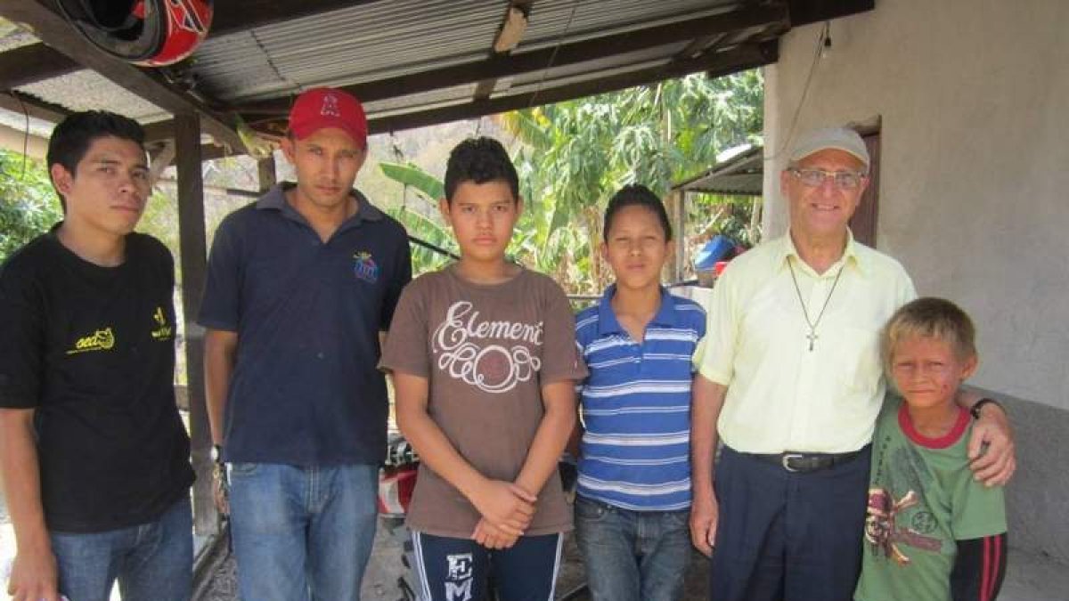 Gregorio Alonso con algunos de los niños del centro de Honduras. DL