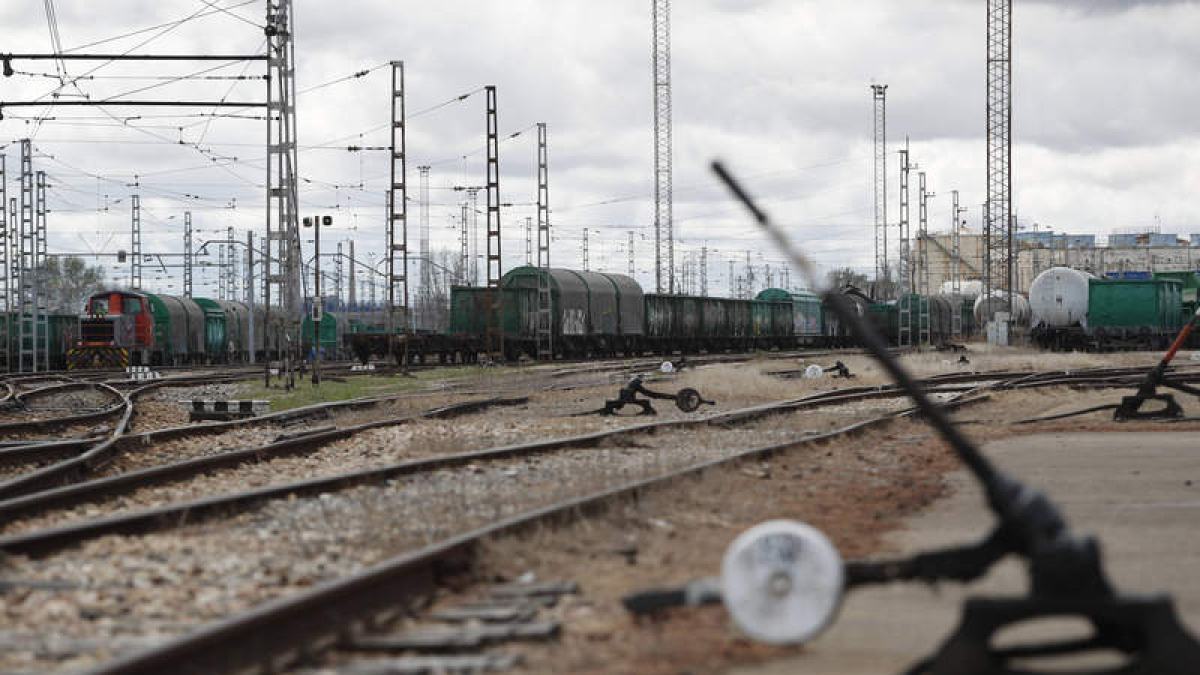 Vias ferroviarias en la zona de clasificación de mercancías en León. DL