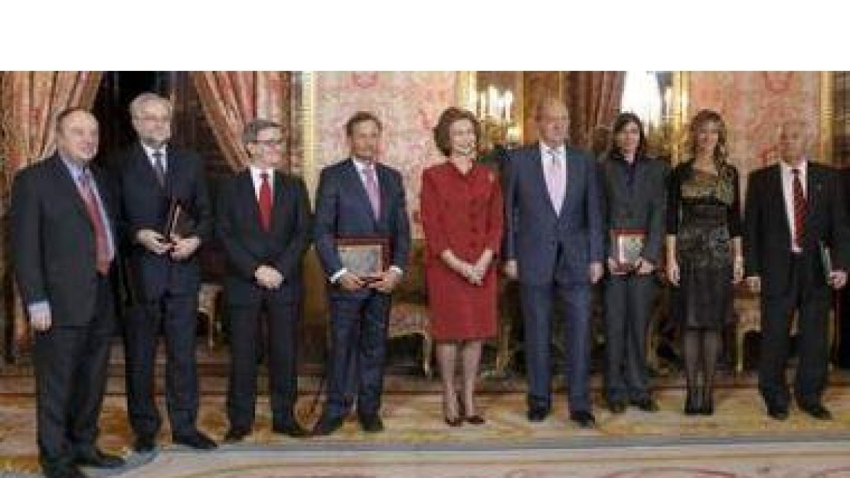 Carlos Martínez (cuarto por la izquierda) junto a los Reyes, la ministra y el resto de galardonados.