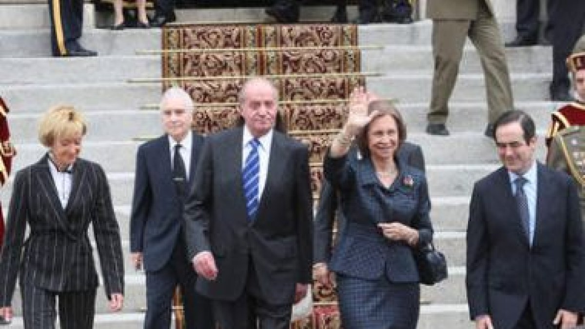 De la Vega, Dívar, Don Juan Carlos, Doña Sofía y Bono, en el homenaje a las víctimas.